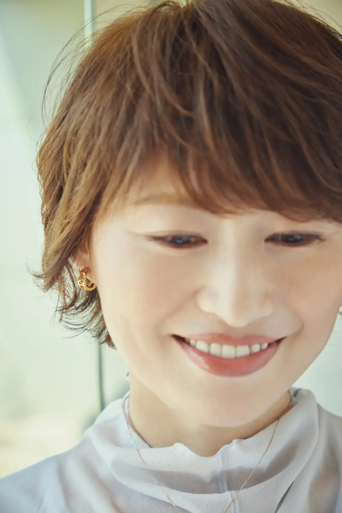 チラ見せの長め襟足をつくり、大人ショートにプラスαのメリットを