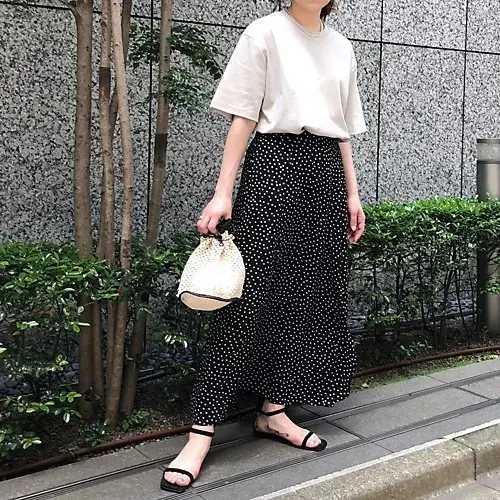 きちんと見えクルーネックデザインTシャツ×ドットスカートコーデ