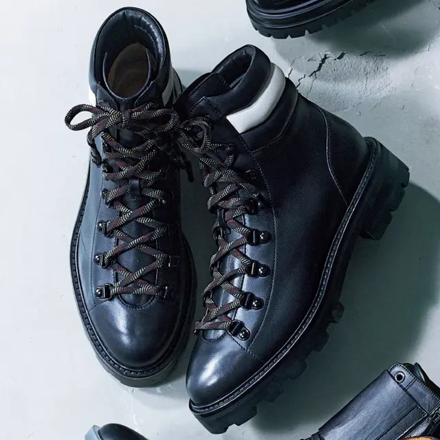 ジミー チュウのレースアップ黒ショートブーツ