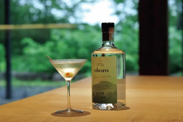 オリジナル「ohoro GIN」で作るマティーニ。併設のバーにて。￥1,430