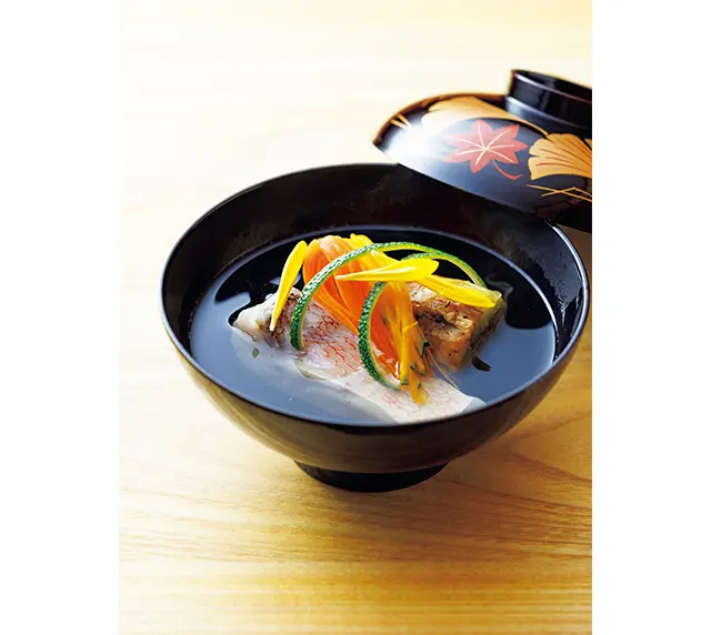 甘鯛と秋茄子、南京、にんじんに菊花と柚子の皮をあしら った錦秋の煮物椀