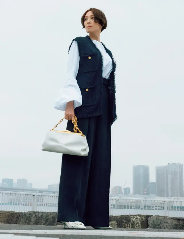 フェミニンさが香るニット素材のショート丈