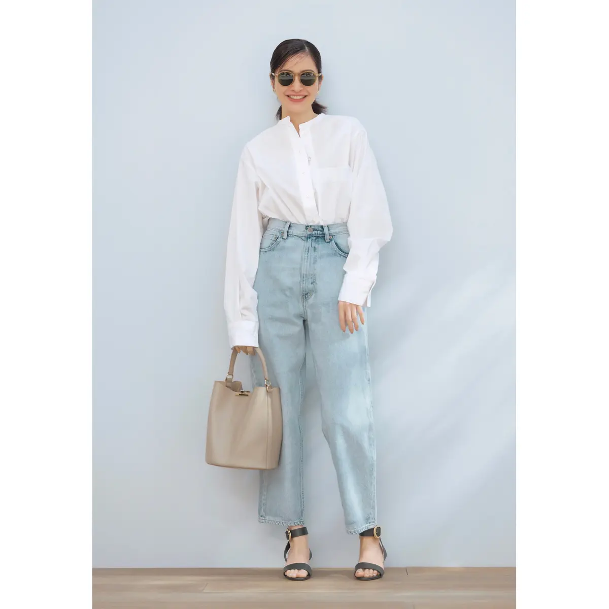 白ノーカラーシャツとライトブルーデニムパンツのコーデ　モデル・絵美里