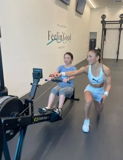 マシンを使った「ローイング」という船を漕ぐような動きのトレーニング