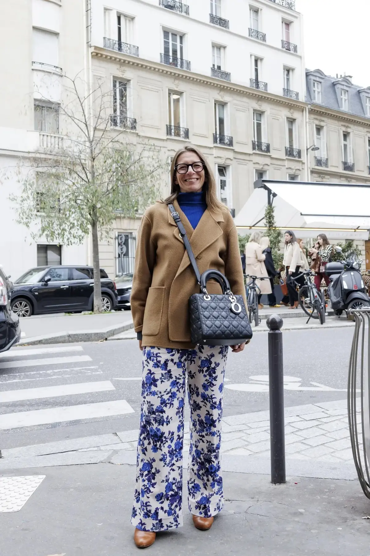 暖冬でも気軽にはおれる”ショート丈アウター”。40代・50代はこう着ると素敵【パリ・ミラノのおしゃれマダムSNAP 2025-2026冬】