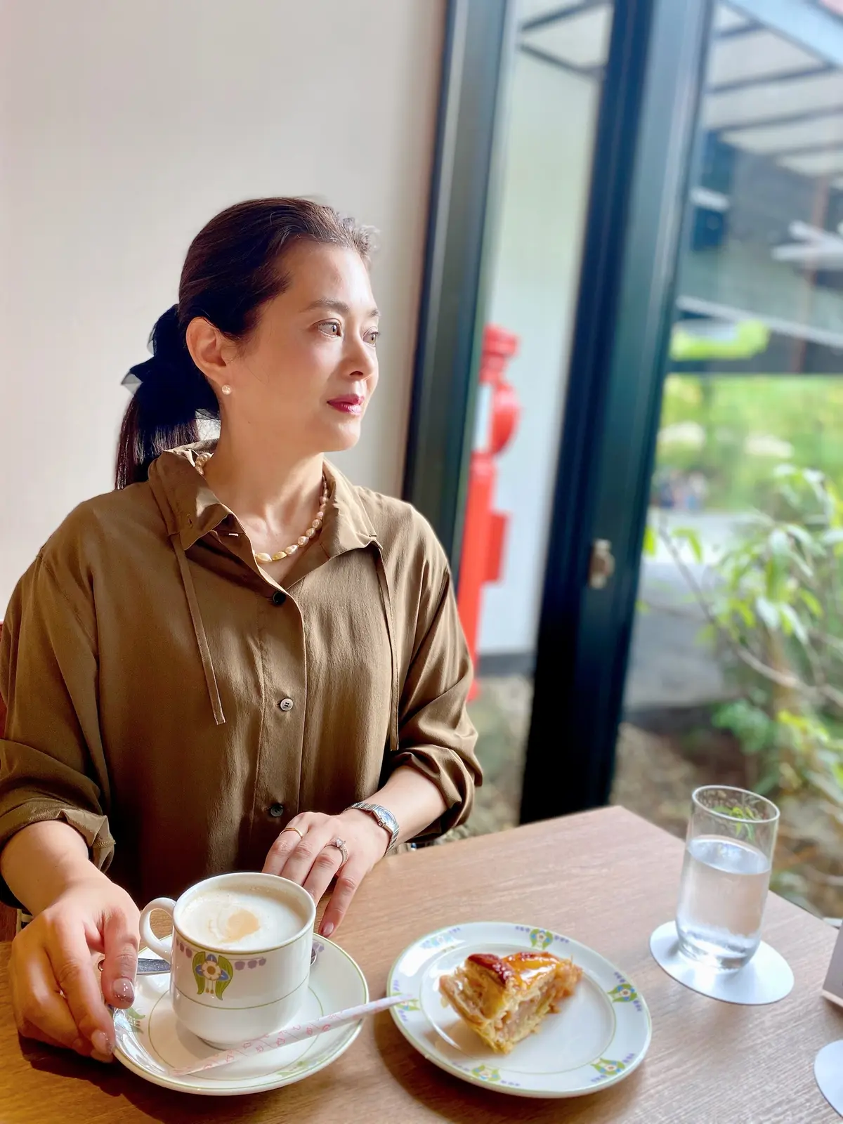 万平ホテルのロイヤルミルクティーとアップルパイ。秋のティータイムにぴったりな贅沢セット。