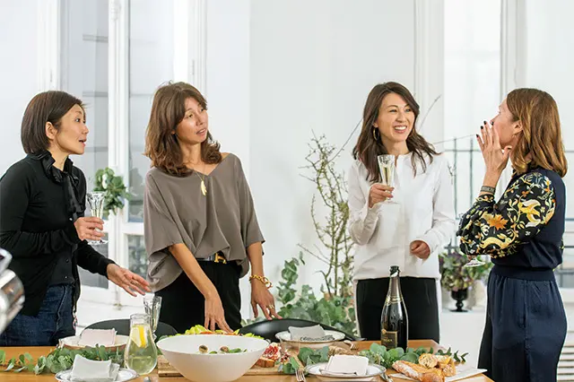 右からクリスティーナ・コストさん、雨宮さん、木本真帆さん、濱村純さん。ロックダウンを経験したからこそ、こうして 会えることが本当にうれしい時間。頻繁に誰かの家に集まっていても、常に話題はつきることなく……