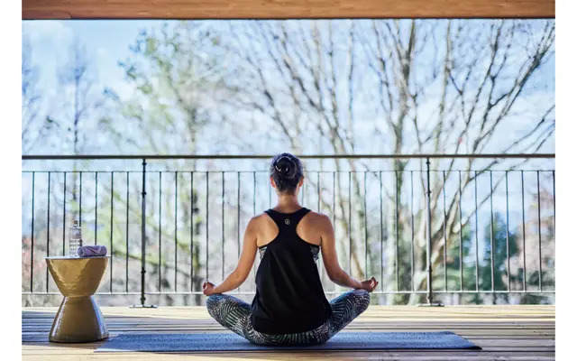 客室のテラスでは、プライベート・ヨガレッスン（1時間￥15,000）が人気