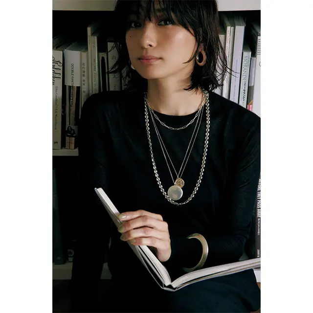 定番のコインネックレスも、長さ違いのチェーンやロケットモチーフの重ねづけで