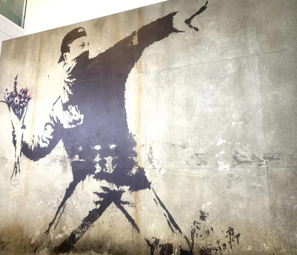 PLSTの美脚パンツで、バンクシーって誰の画像_1