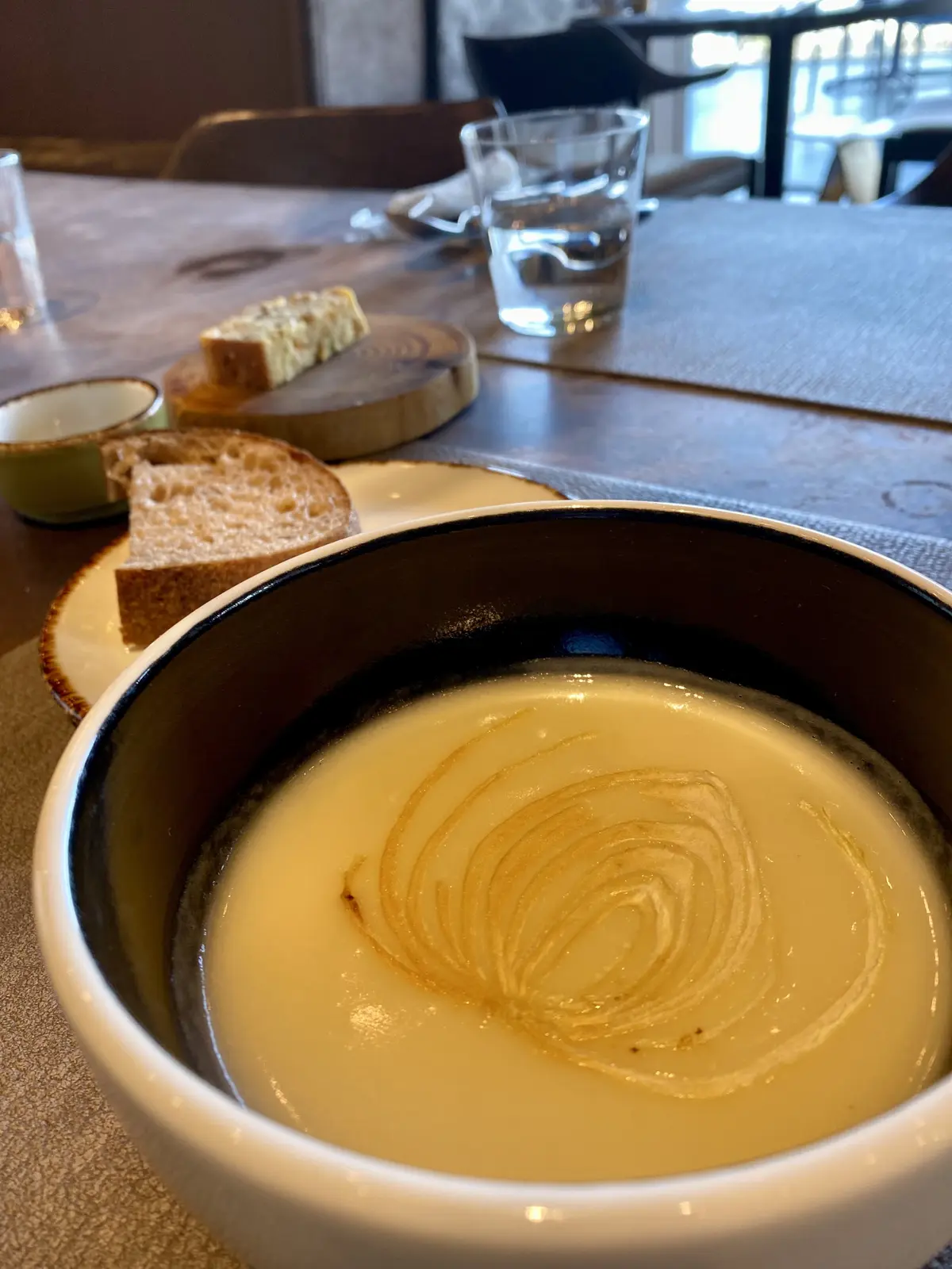 表参道bonélan（ボネラン）のPotage Parmentier。じゃがいもと玉ねぎのやさしい味わいのポタージュスープ