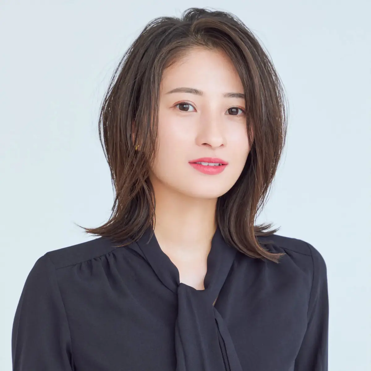 大人の抜け感と華やかさを両立する、立体感ミディアムヘア【50代髪型・ヘアスタイル】