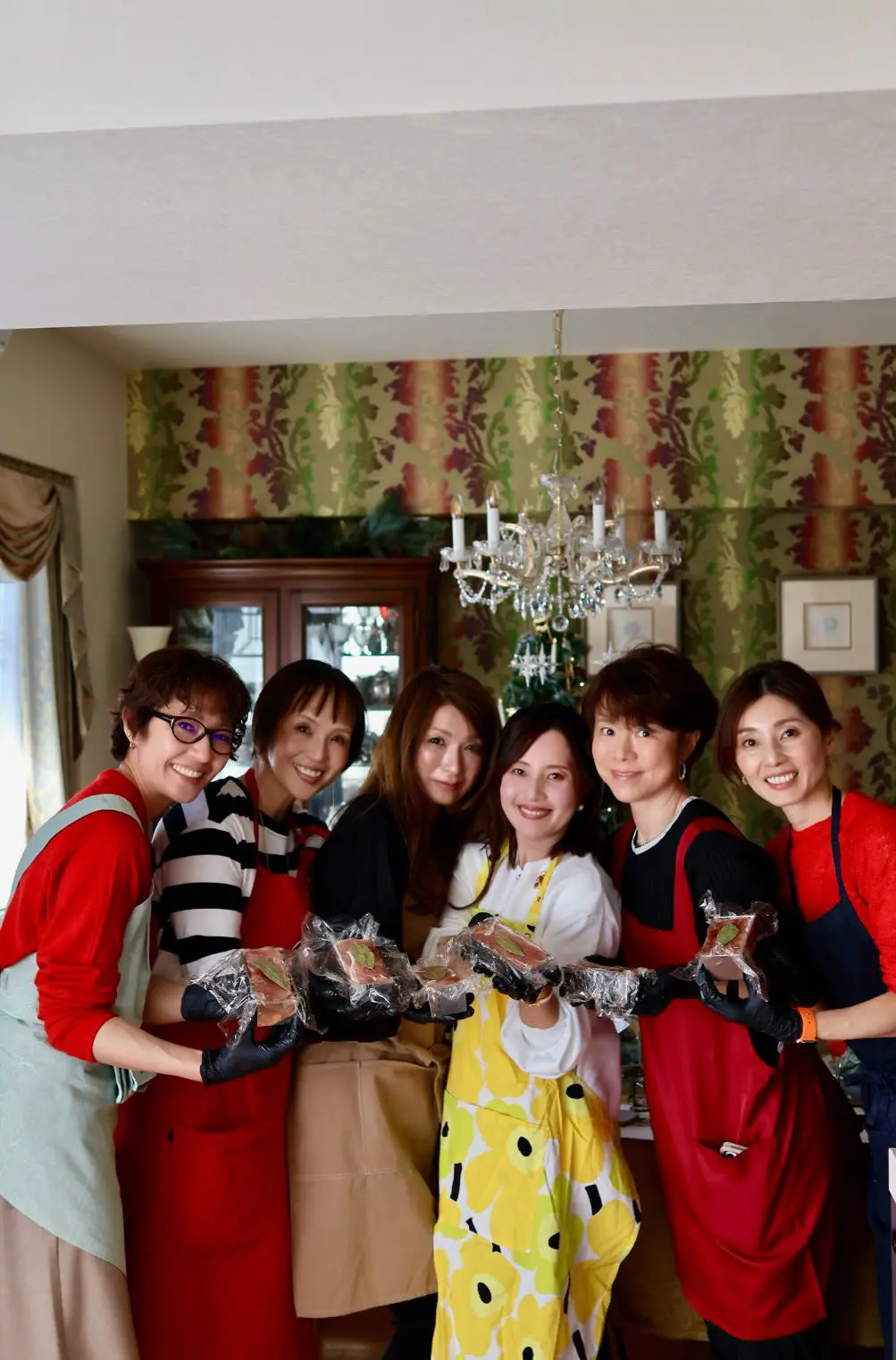 クリスマスカラーとしてZARAの赤トップの画像_2