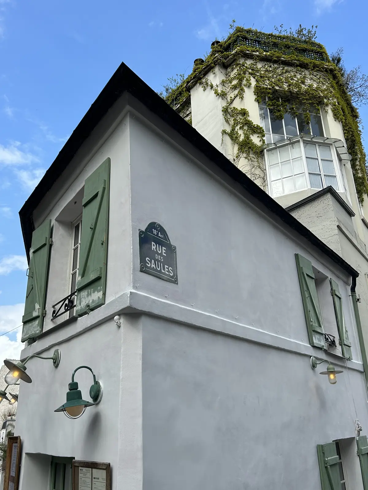 パリ　カフェ　La Maison Rose　エミリーインパリ　ロケ地