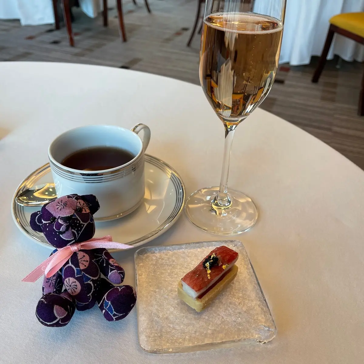 コンラッド・ベアにグラスシャンパーニュがついた「デラックスアフタヌーンティー」の金目鯛とキャビアのタルト