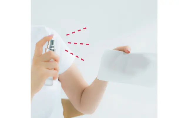 《1》暖房やマスク蒸れなどで乾燥や揺らぎを覚えたら、保湿ミストをティッシュにたっぷり吹きかける。