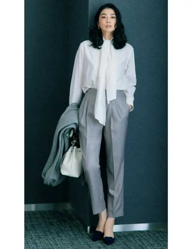 余裕のある深めの股上が印象的。＋（プラス）ブラウスで気品漂うパンツスタイルに