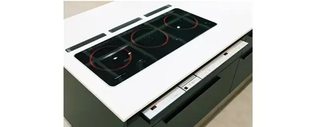 コンロは3口のトリプルワイドIH。手前に材料が置け、ゆったりと料理できる。使わないときは操作パネルがしまえるため、すっきり見える