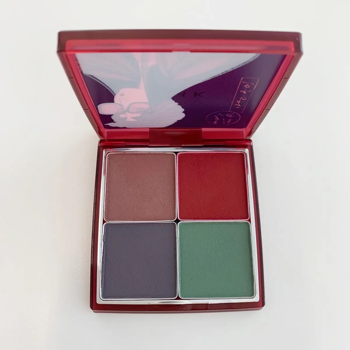 アイパレットは、他にはない赤、あずき色、パープル、グリーンがセットに。