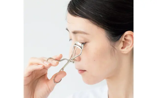 まつげが長い人の角度