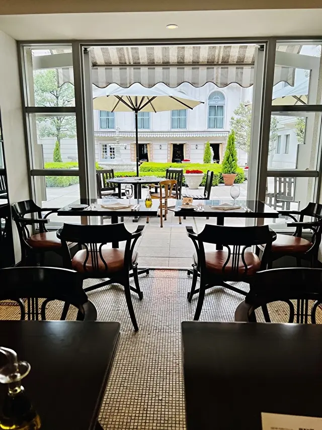 窓がオープンなのでパティオと店内が一体になってすごく気持ち良い空間に！