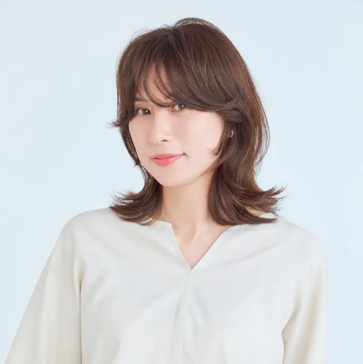 スタイリングが簡単！50代の立体感ミディアムヘアは“ツーブロック風”をヒントに【50代髪型・ヘアスタイル】