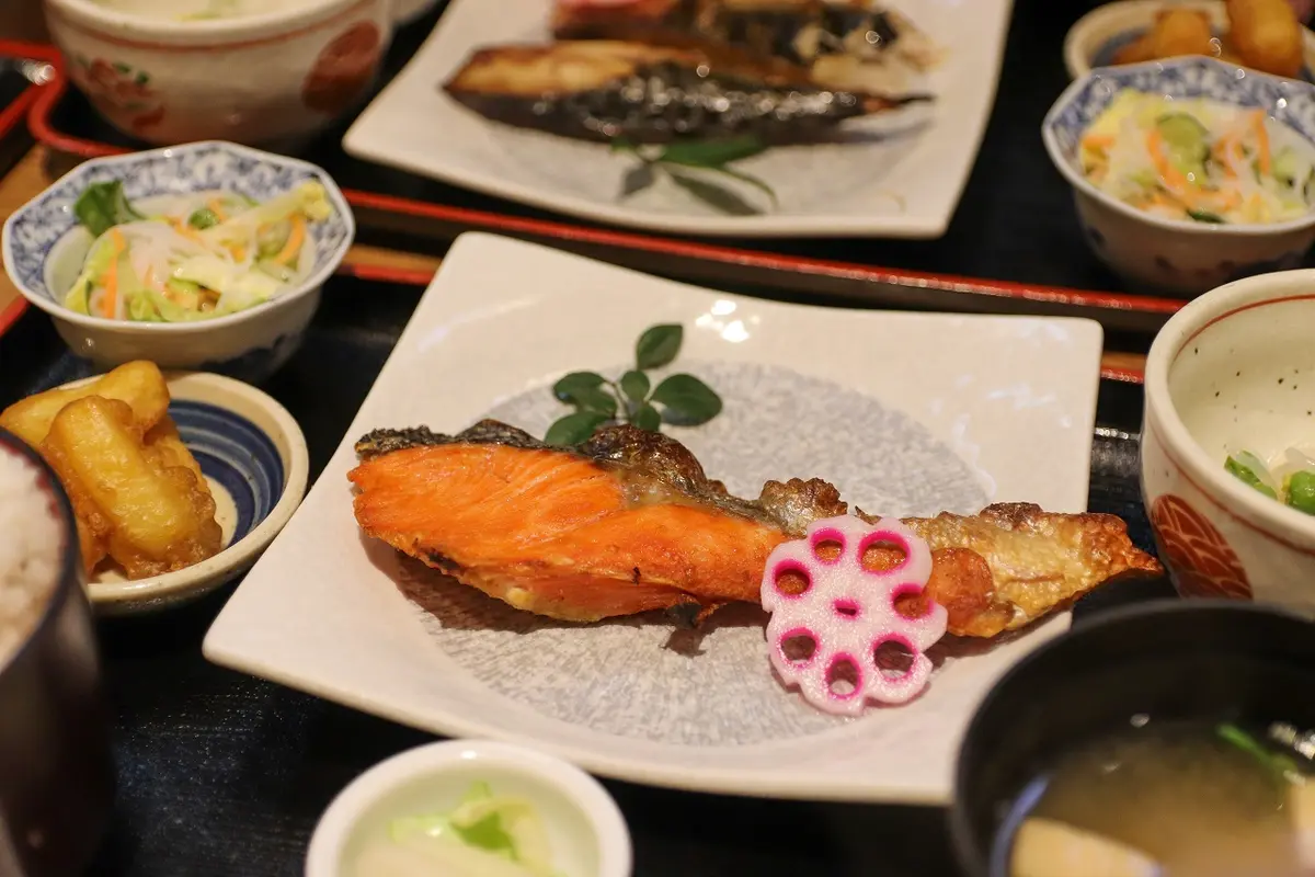 「ごはん処 矢尾定」焼き鮭定食 1,200円