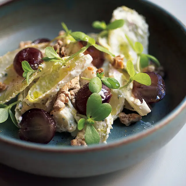 アンディーブ、巨峰、クルミ、フロマージュブランのサラダ