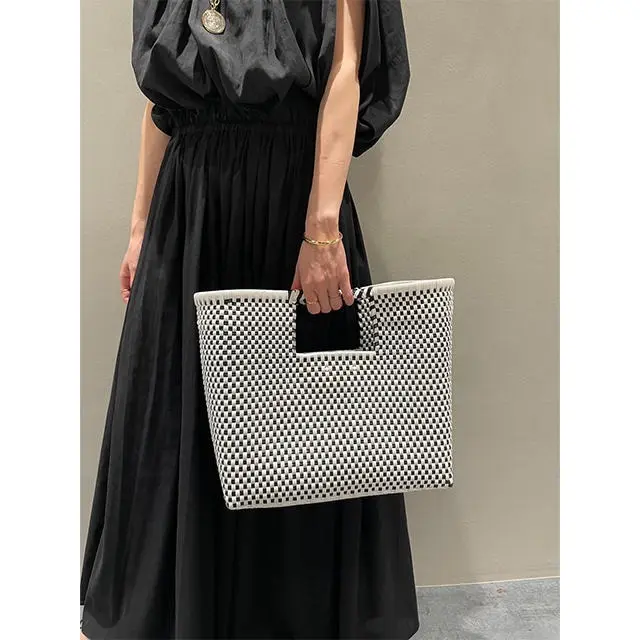 たっぷりとしたタックとギャザーで作ったバルーンシルエットが印象的。