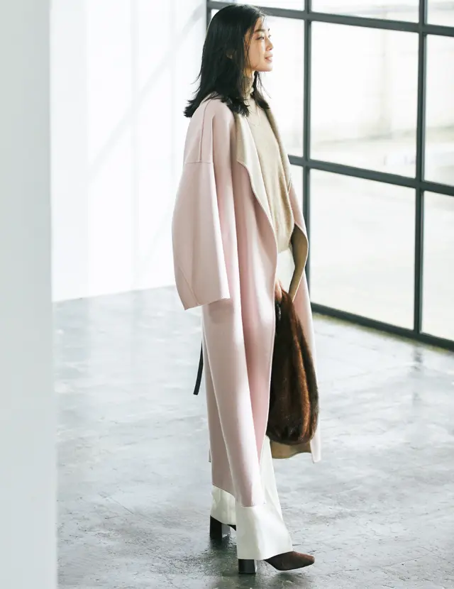 エブールのソフトピンクカラーのコートコーデのゆうき