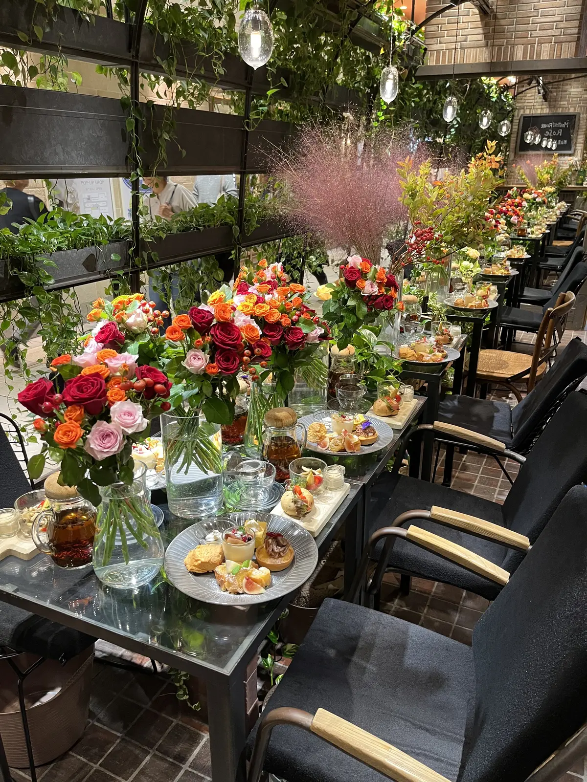 バラのブーケとアフタヌーンティーの画像_10