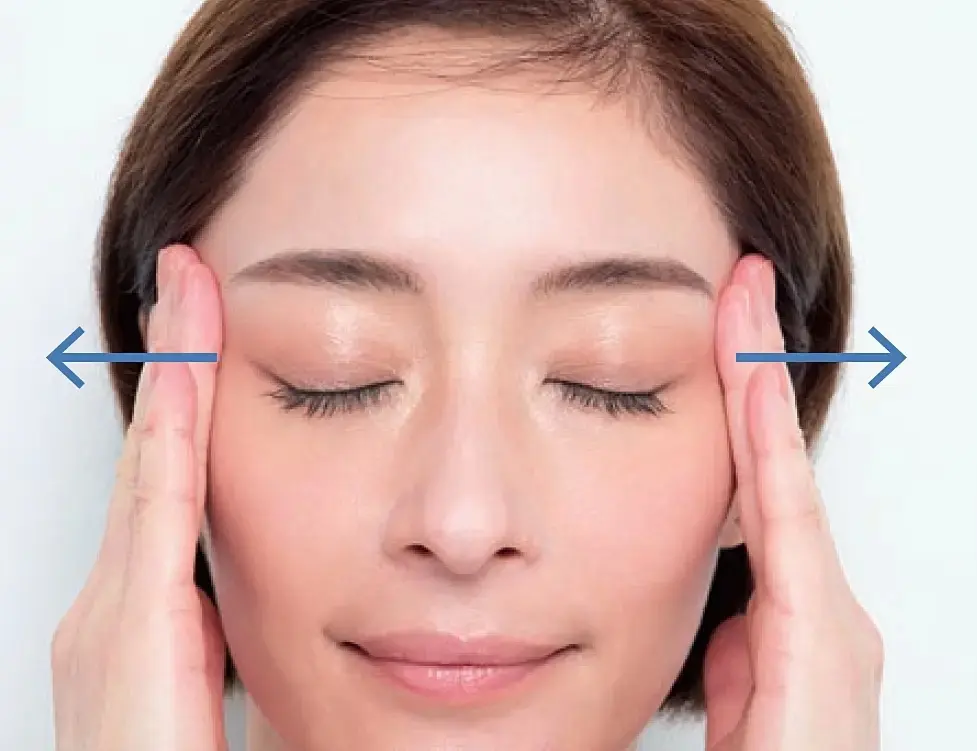 目じりのきわを少しだけ外側にピッと引っぱる。