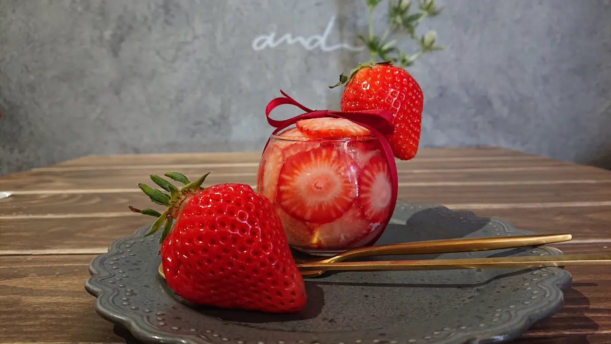 最後のデセールは、まんまるグラスの宝石箱にいちごといちごのアイスと白玉がかくれんぼ