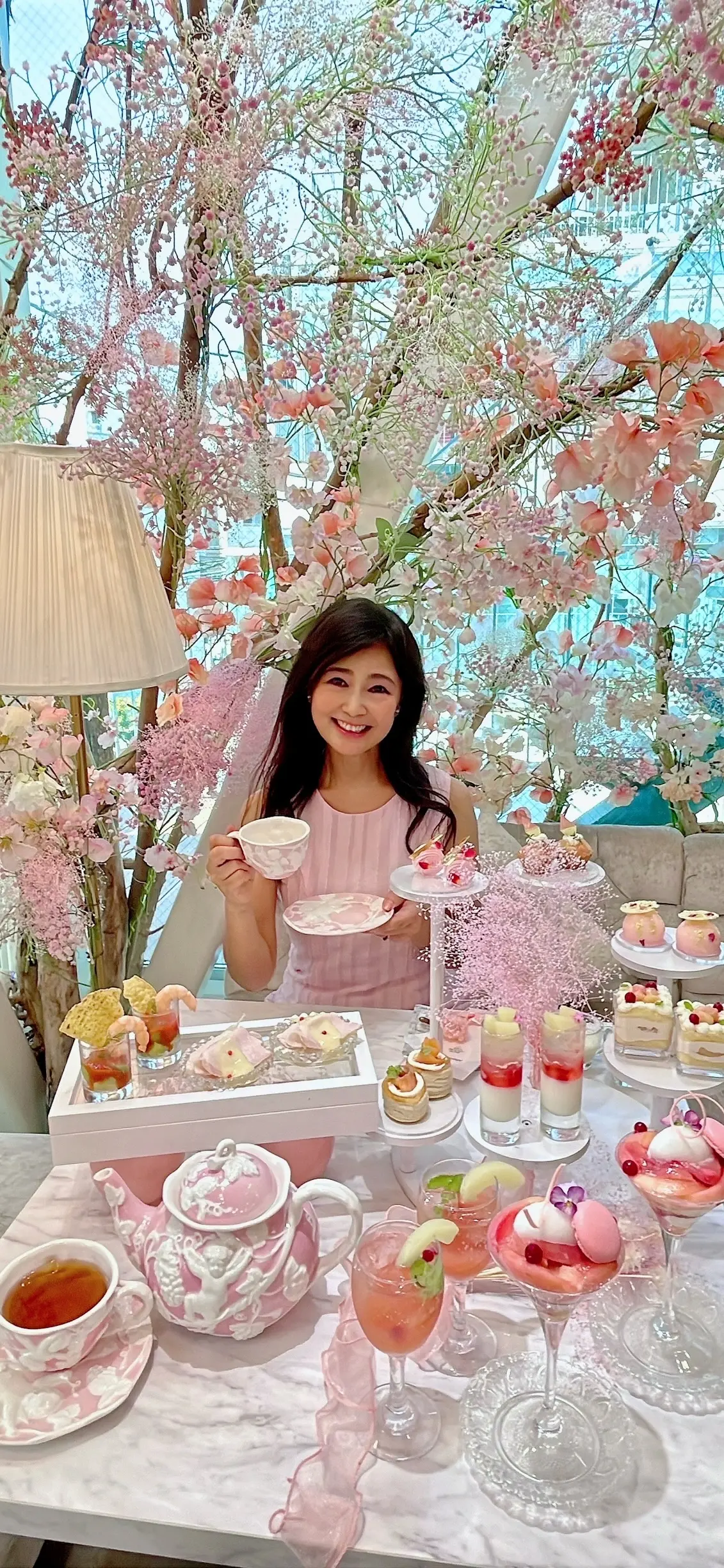 表参道、HAUTE COUTURE CAFE表参道、HAUTE COUTURE CAFE、オートクチュールカフェ、ピーチアフタヌーンティー、桃のアフタヌーンティー、桃パフェ、パフェ、ピンク、ピンクのワンピース、ワンピース、ノースリーブワンピース、ワンピースコーデ、ロングヘア、黒髪、可愛いアフタヌーンティー、美味しいアフタヌーンティー、豪華なアフタヌーンティー、お花の世界、店内、スイートピー、かすみそう、霞草、かすみ草、SHIEN、ワンピース、 Fang  Fa、かごバッグ、グレーかごバッグ、羽根付きかごバッグ、ビジューかごバッグ、サンダル、白、白サンダル、山羊革、柔らかいサンダル、痛くないサンダル、可愛いサンダル、痛くないお洒落サンダル、お洒落サンダル、楽なサンダル、ビジュー付きサンダル、お洒落、CLAIR.U、夏コーデ、夏服コーデ、夏ファッション、表参道、HAUTE COUTURE CAFE表参道、HAUTE COUTURE CAFE、オートクチュールカフェ、ピーチアフタヌーンティー、桃のアフタヌーンティー、桃パフェ、パフェ、ピンク、ピンクのワンピース、ワンピース、ノースリーブワンピース、ロングヘア、黒髪、可愛いアフタヌーンティー、美味しいアフタヌーンティー、豪華なアフタヌーンティー、お花の世界、店内、スイートピー、かすみそう、霞草、かすみ草