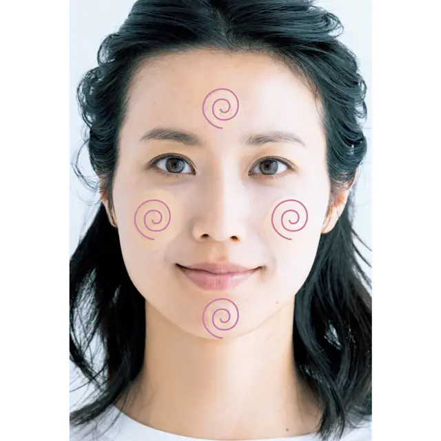 ファンデーションを“ナルト置き”する