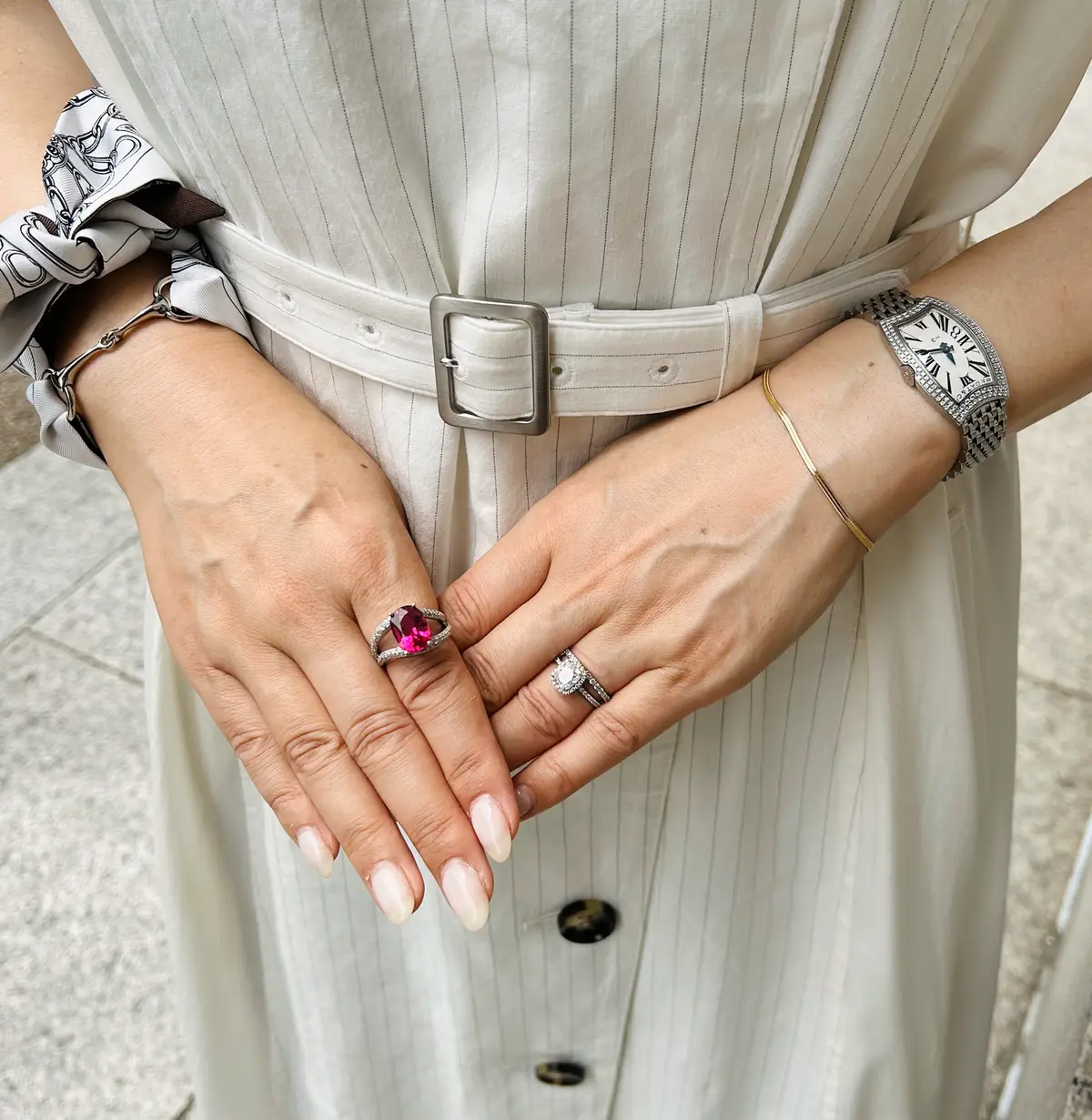 愛用ジュエリーを身につけたエクラ華組の小林さん