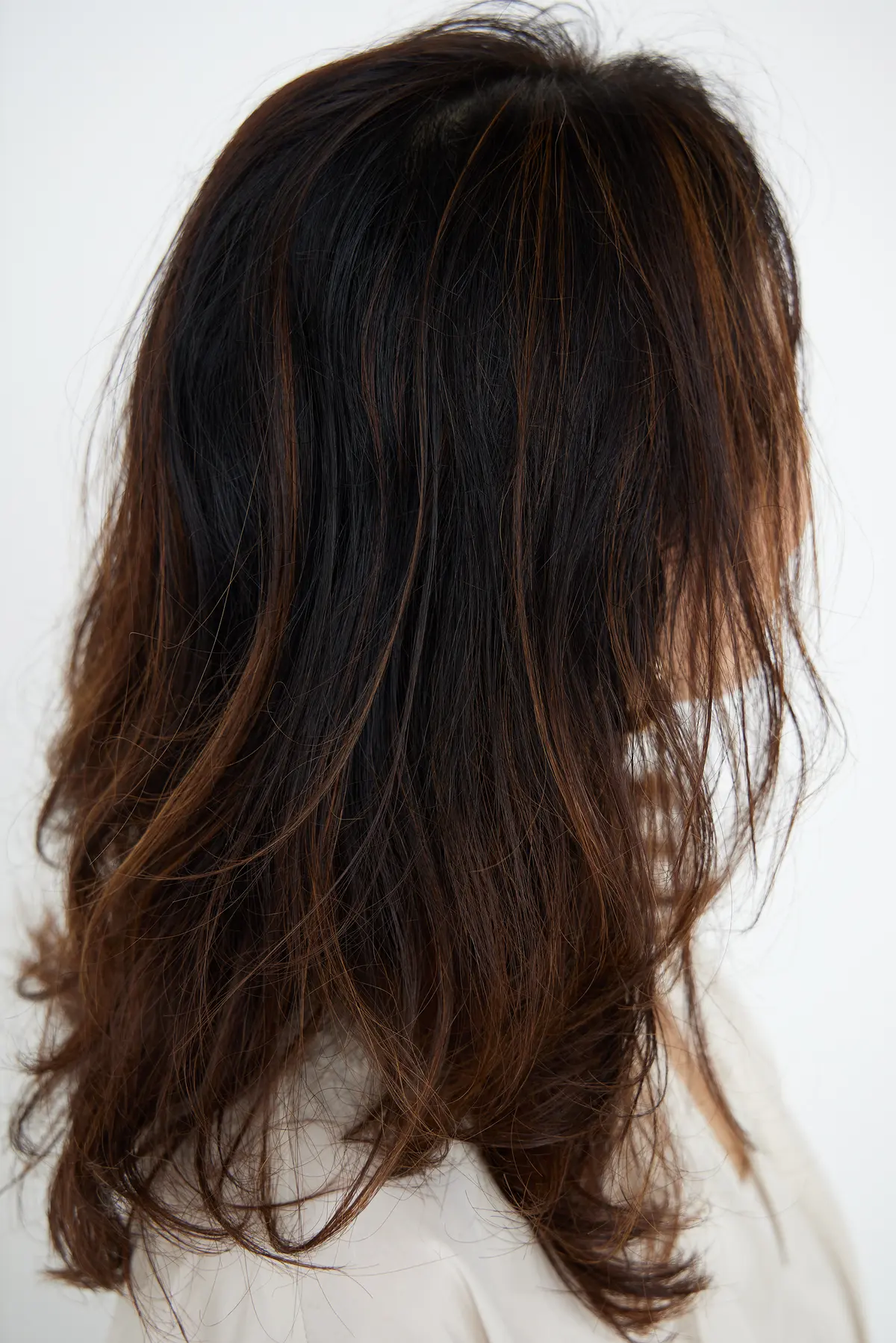 Webエクラ 40代50代 髪型　うねりいかしのセミロングヘアスタイルのポイント