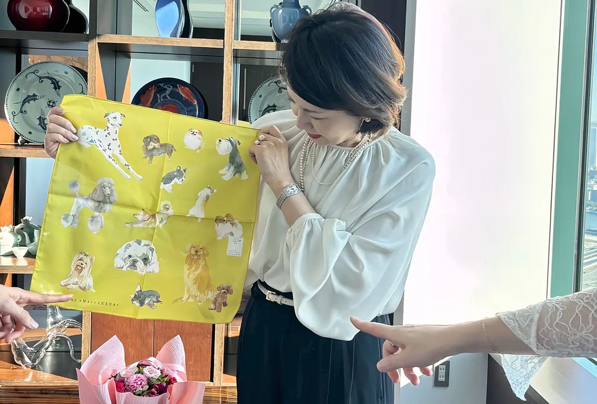 エクラ華組　小林五月子さん　スカーフ　広げた写真