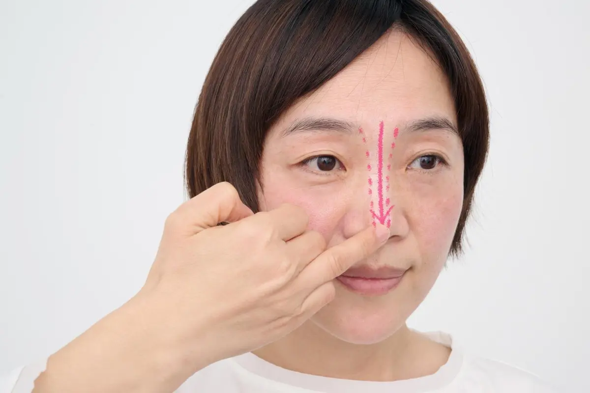 OurAge×Webエクラ 下地　プロセス　顔全体に下地を薄くのばしたあと鼻筋にそってスーッと重ねづけ