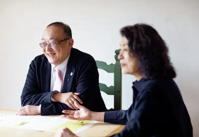 山本容子さんと小林恭二さんの対談風景