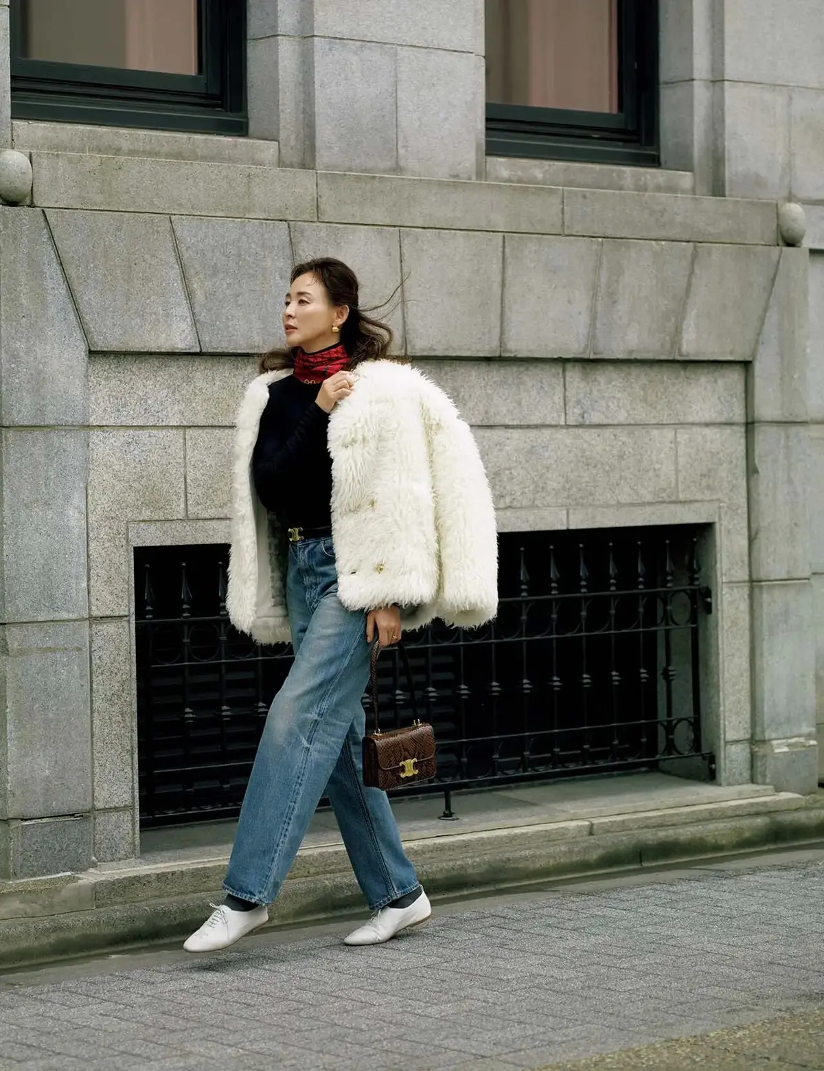 白アウターがデニムにモードな華を添えて