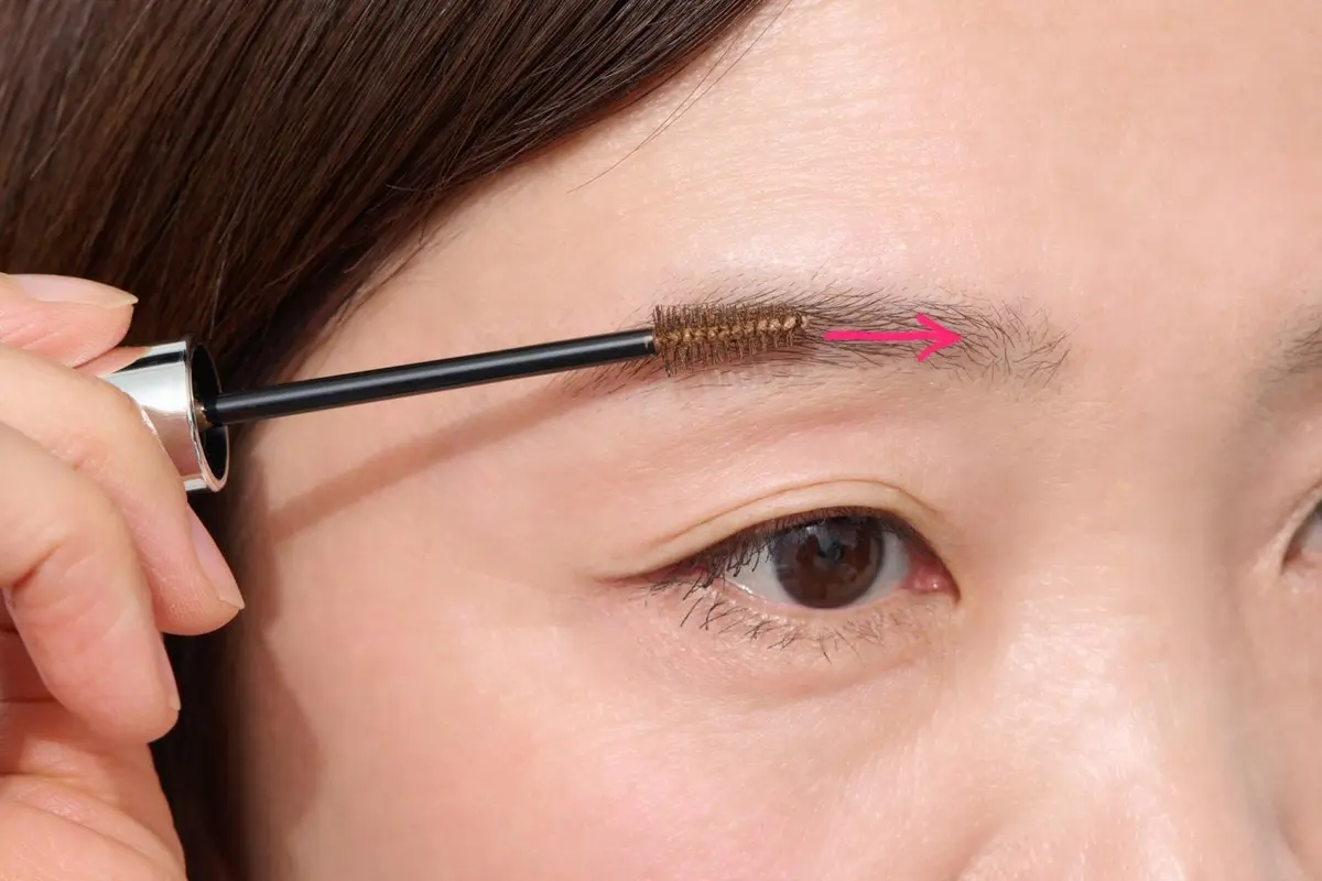 OurAge×Webエクラ　 「眉マスカラ」で眉色をチェンジし、毛流れを整える