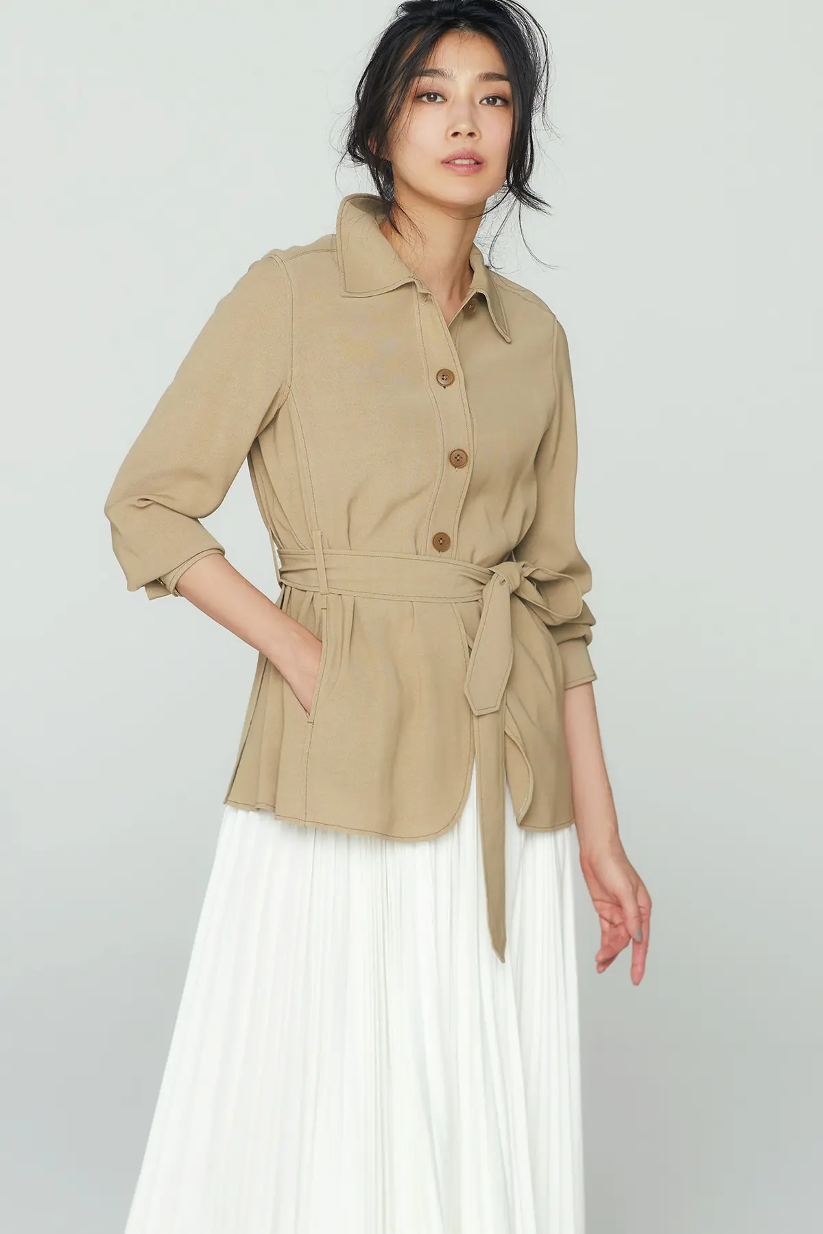 シャツ（共布ベルトつき）￥28,000／トゥモローランド（バッカ）