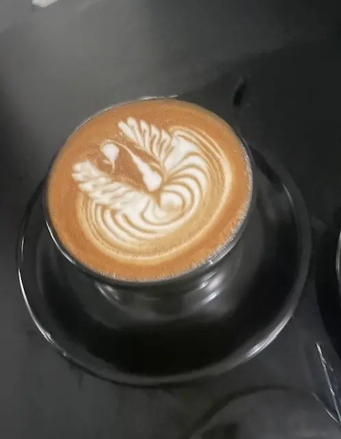 スワンのモチーフが繊細に描かれている、ラテアート。