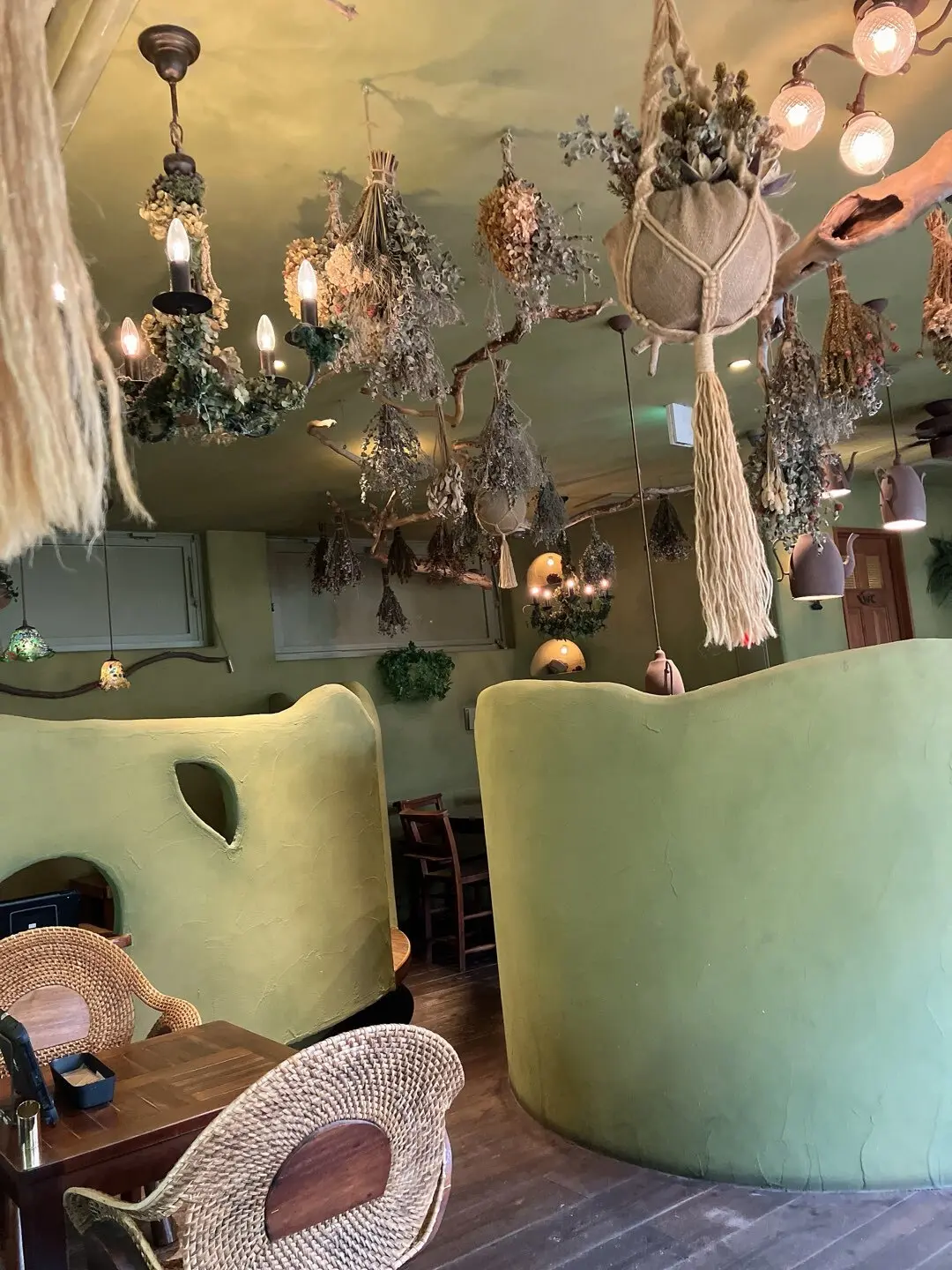 黒スニーカー　オリーブサンド　terakoya 吉祥寺　ワンハンドグルメ　アサイーボール　武蔵野八幡宮　御朱印　PUMAメイズ