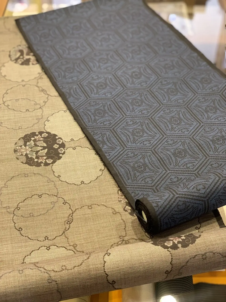 大島紬　左:泥大島　右:藍大島