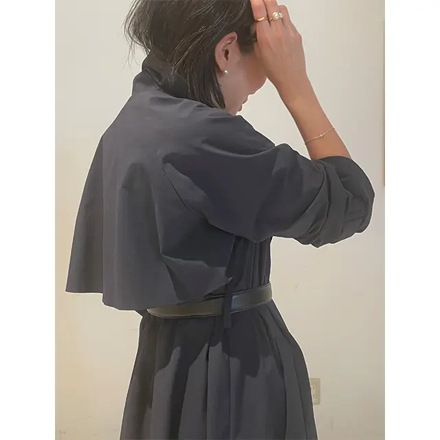 エレガントなスプリングコートを、あえてラフに気崩すのが今の気分