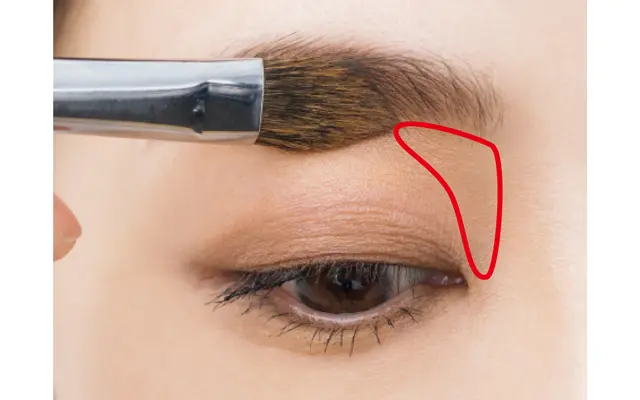 眉頭の下にも入れてさりげなく彫り深に