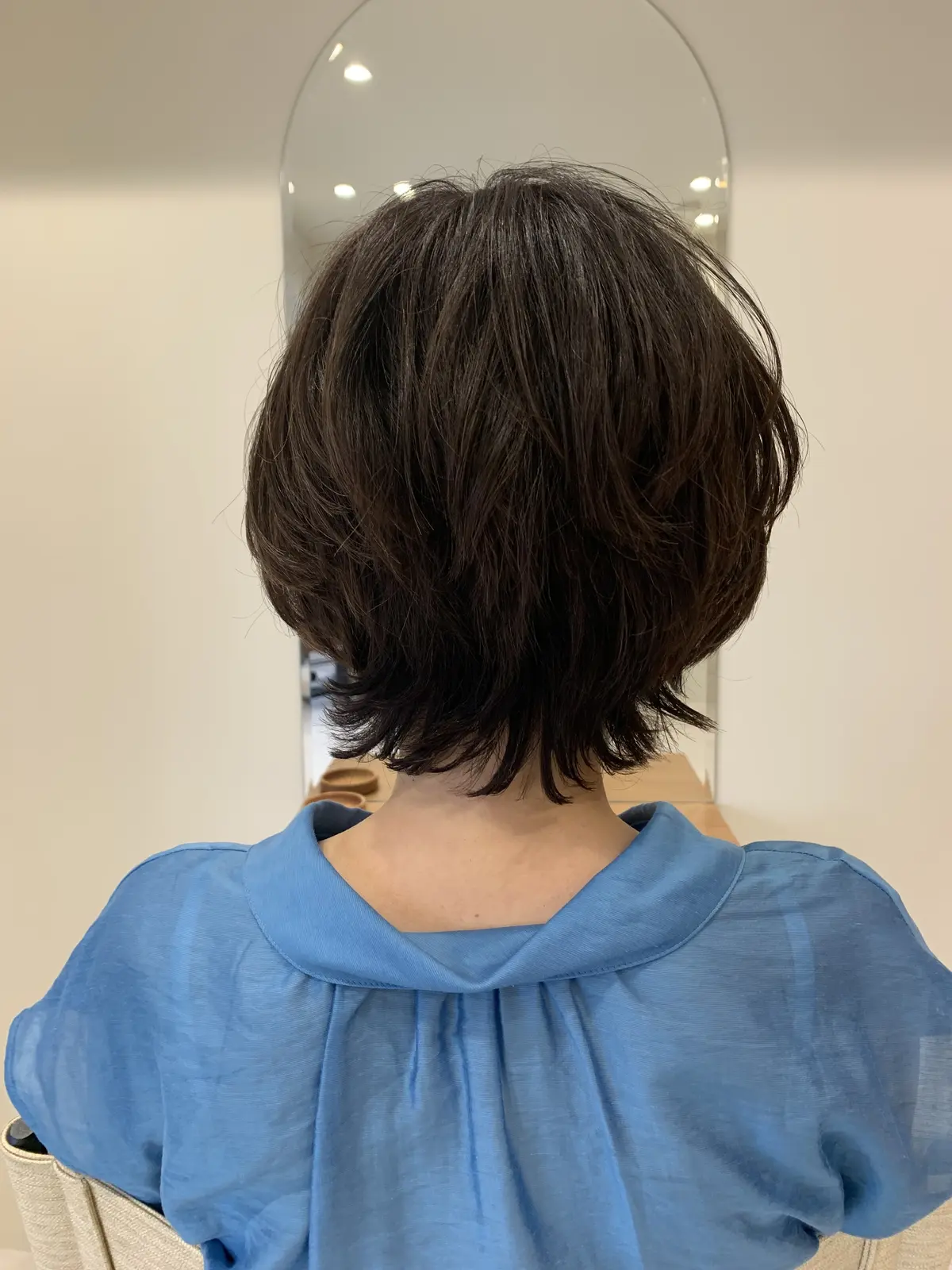 ショートカットの女性の後ろ姿