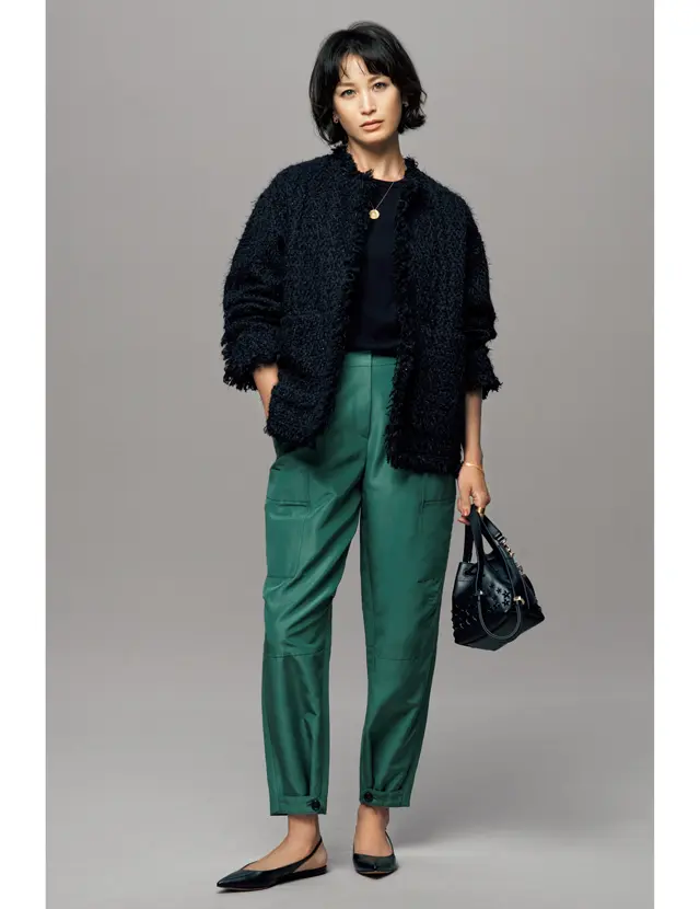 ふだんの着こなしが辛口テイストなら大人の華やぎをアップしてくれるツイードジャケット